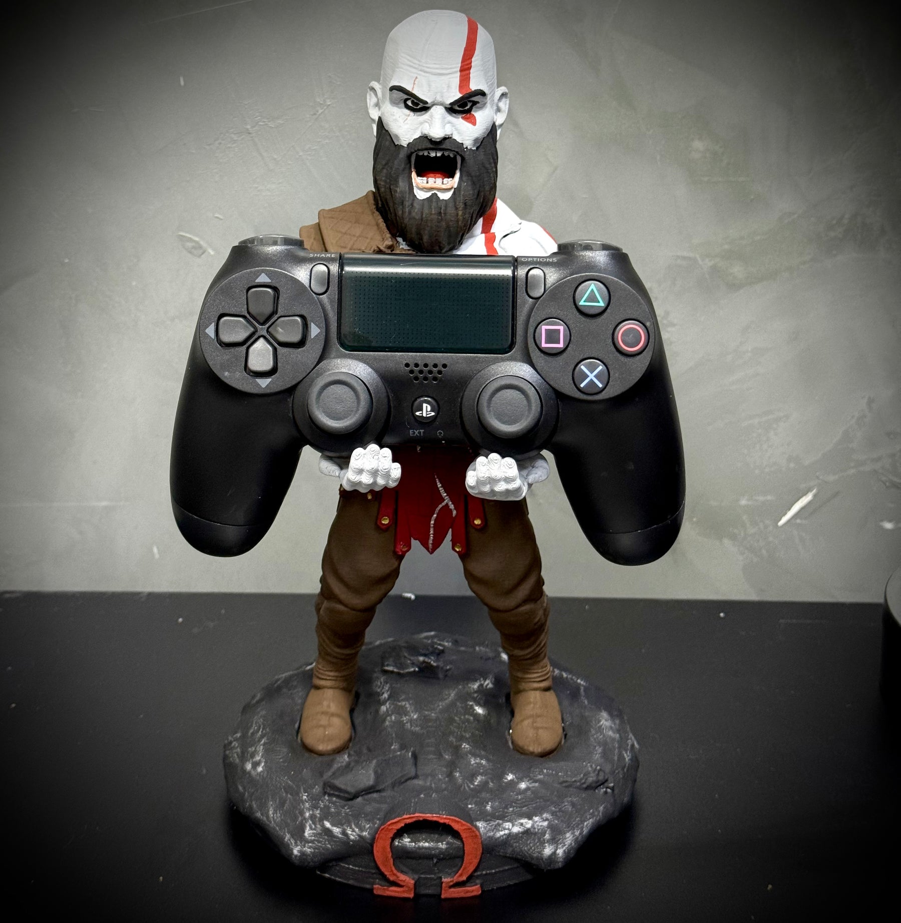 Suporte Premium Para Controle de Playstation e Xbox Kratos de luxo pintado a mão Pronta Entrega com chaveiro de brinde