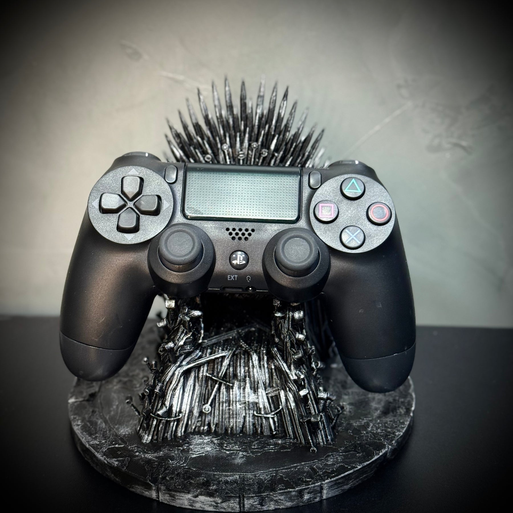 Suporte/Decoração Premium Trono de ferro Game of Thrones compativel com Controle Playstation e Xbox pintado a mão + CHAVEIRO DE BRINDE Pronta Entrega