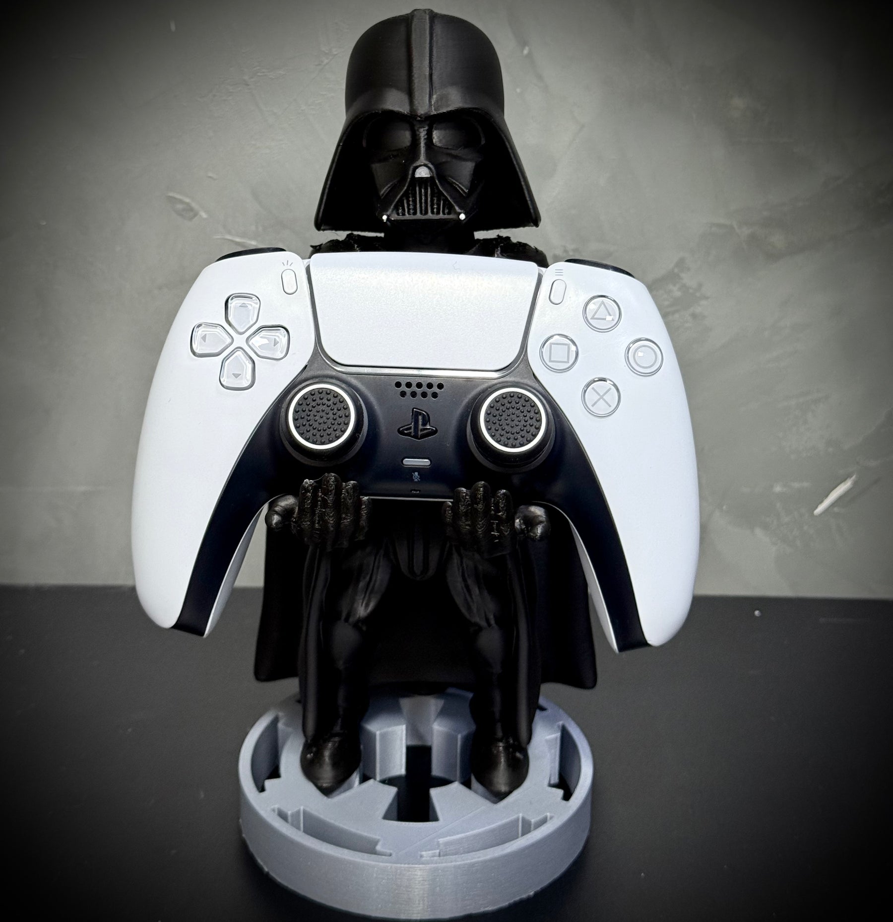Suporte Premium Para Controle de Playstation e Xbox Darth Vader ( Star Wars) de luxo  pintado a mão Pronta Entrega com chaveiro de brinde