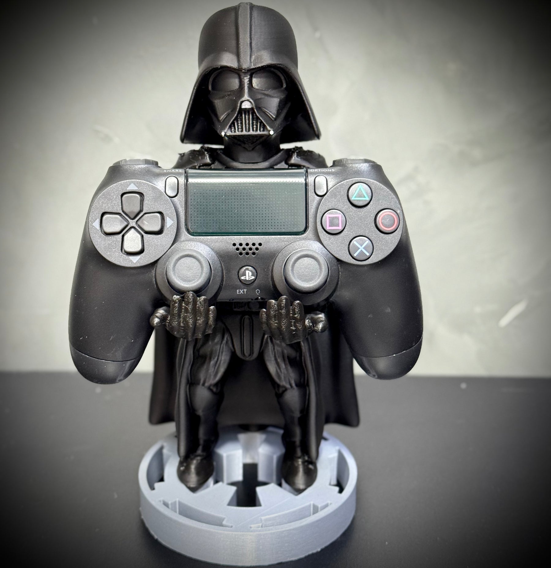 Suporte Premium Para Controle de Playstation e Xbox Darth Vader ( Star Wars) de luxo  pintado a mão Pronta Entrega com chaveiro de brinde