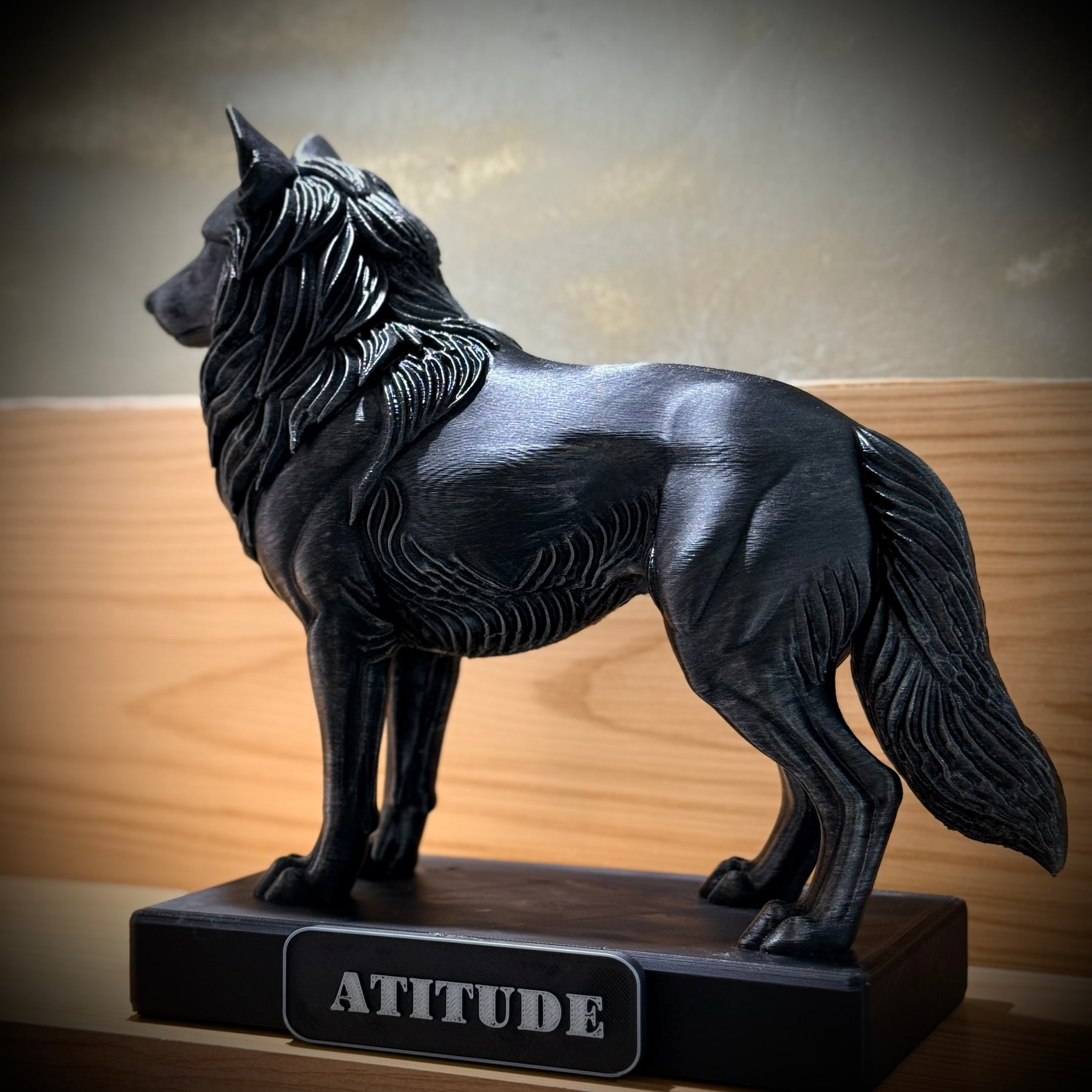 The  Attitude Wolf – ( Figure Lobo da Atitude) Premium Decorativo  de Luxo pintado a mão, Pronta entrega