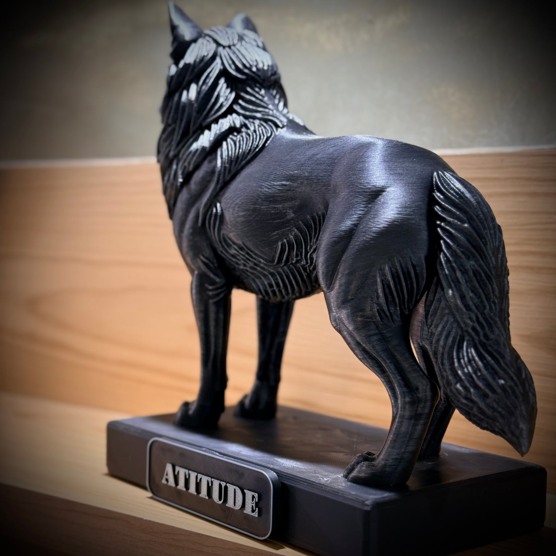 The  Attitude Wolf – ( Figure Lobo da Atitude) Premium Decorativo  de Luxo pintado a mão, Pronta entrega