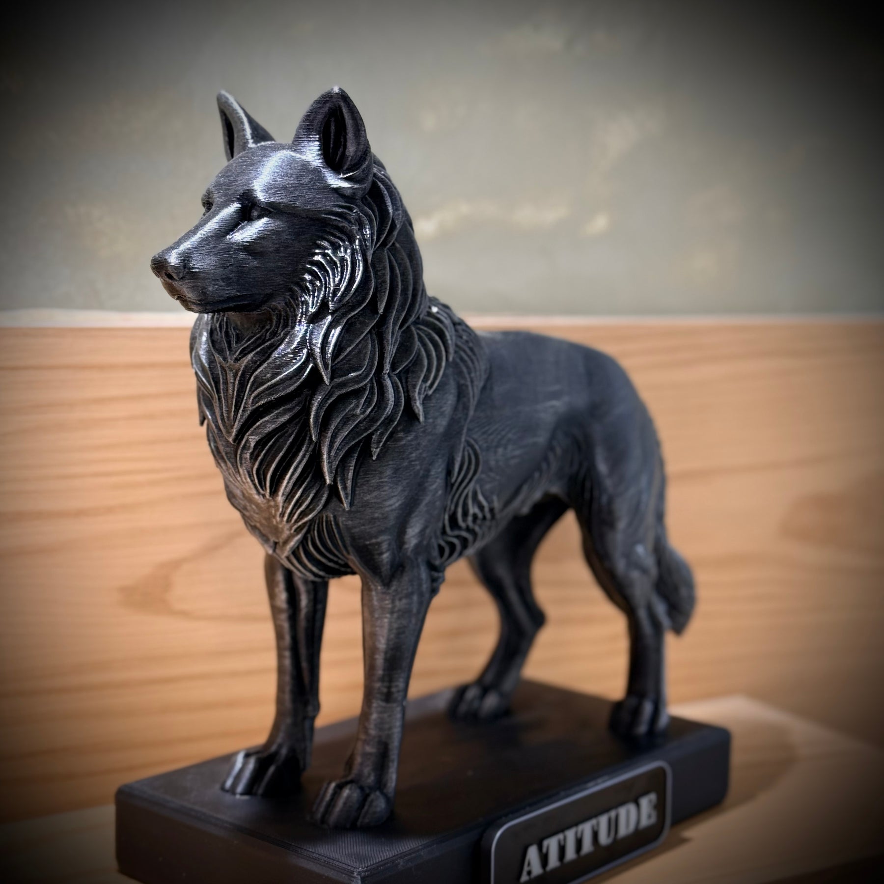 The  Attitude Wolf – ( Figure Lobo da Atitude) Premium Decorativo  de Luxo pintado a mão, Pronta entrega