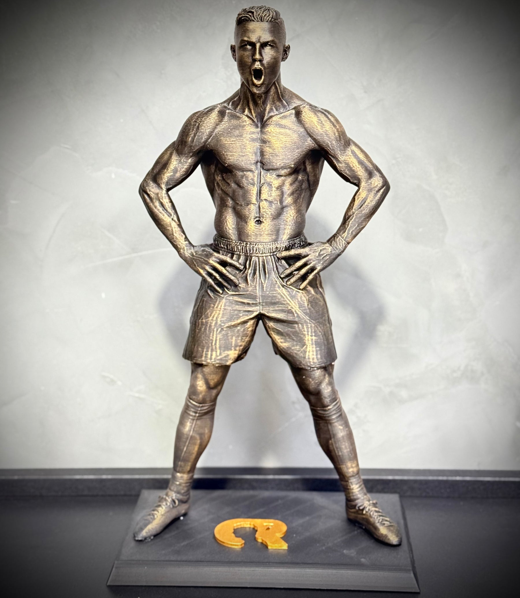 The CR7 Legacy – ( Figure Cristiano Ronaldo) Premium Decorativo  de Luxo pintado a mão,grande 37 cm  Pronta entrega