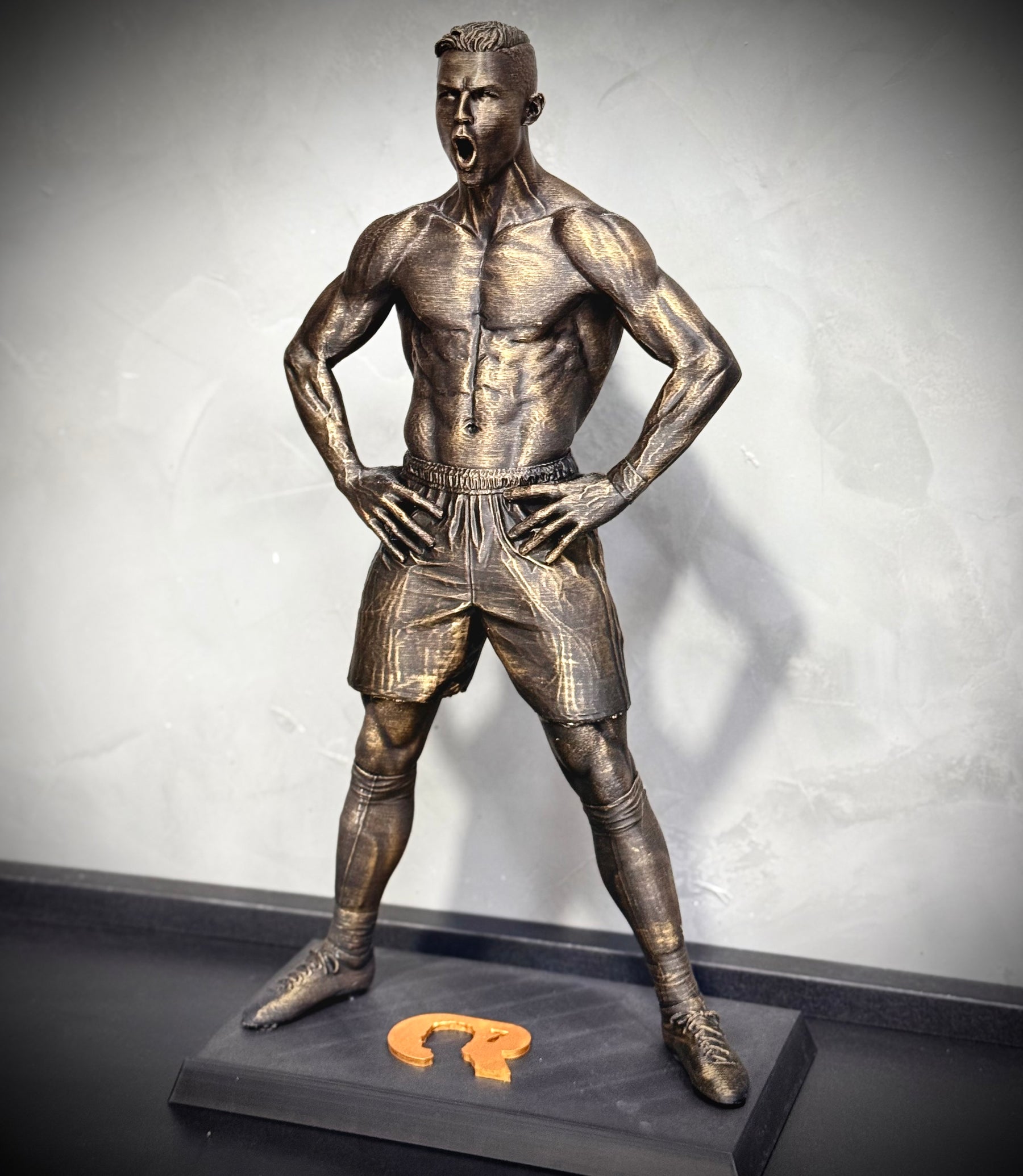 The CR7 Legacy – ( Figure Cristiano Ronaldo) Premium Decorativo  de Luxo pintado a mão,grande 37 cm  Pronta entrega