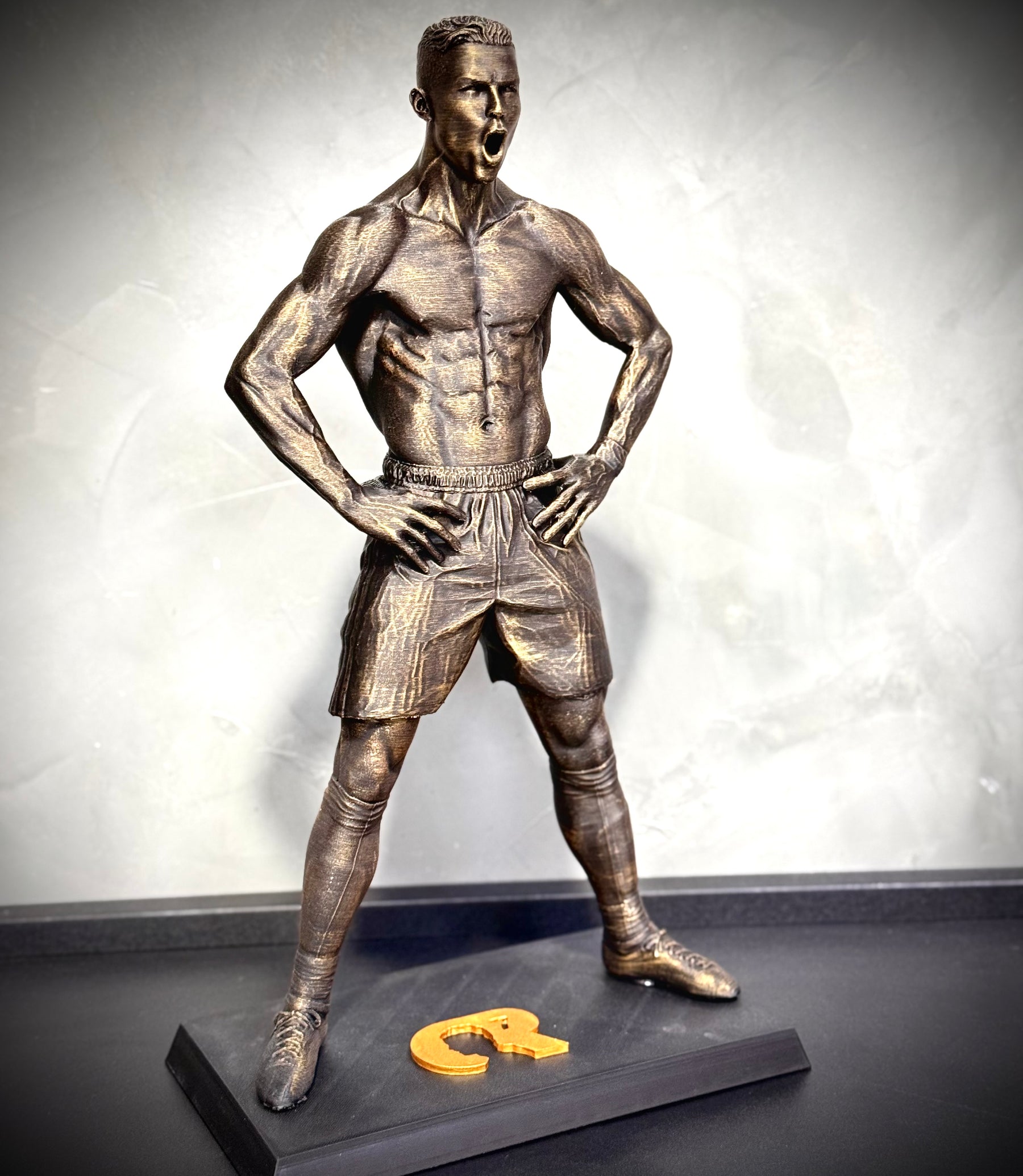 The CR7 Legacy – ( Figure Cristiano Ronaldo) Premium Decorativo  de Luxo pintado a mão,grande 37 cm  Pronta entrega