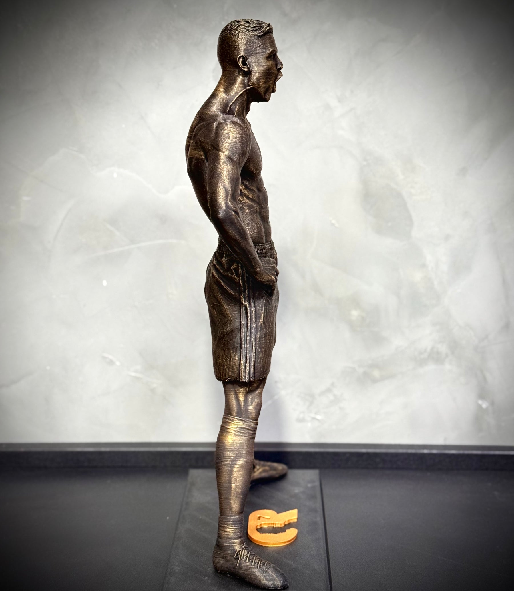 The CR7 Legacy – ( Figure Cristiano Ronaldo) Premium Decorativo  de Luxo pintado a mão,grande 37 cm  Pronta entrega