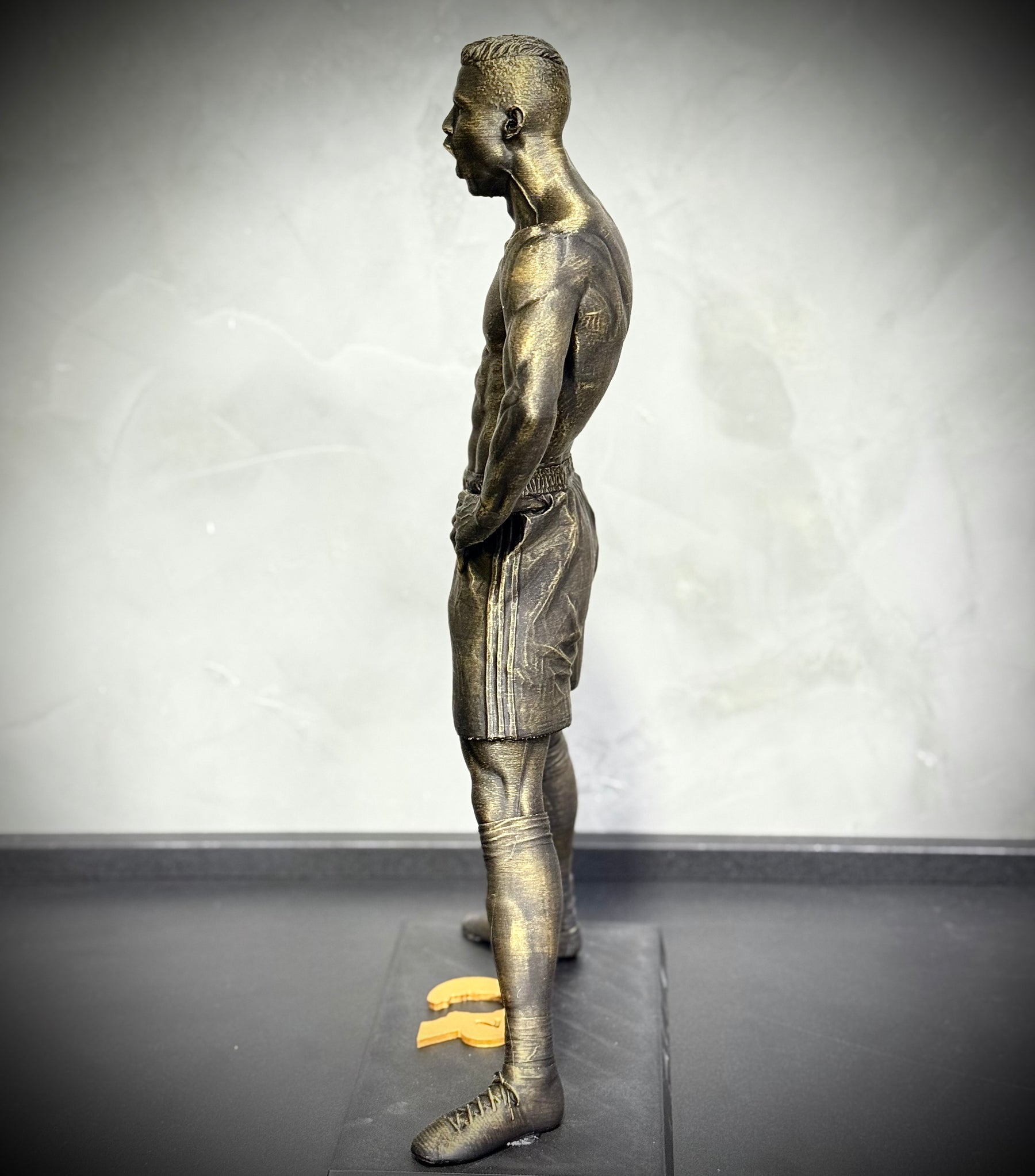 The CR7 Legacy – ( Figure Cristiano Ronaldo) Premium Decorativo  de Luxo pintado a mão,grande 37 cm  Pronta entrega