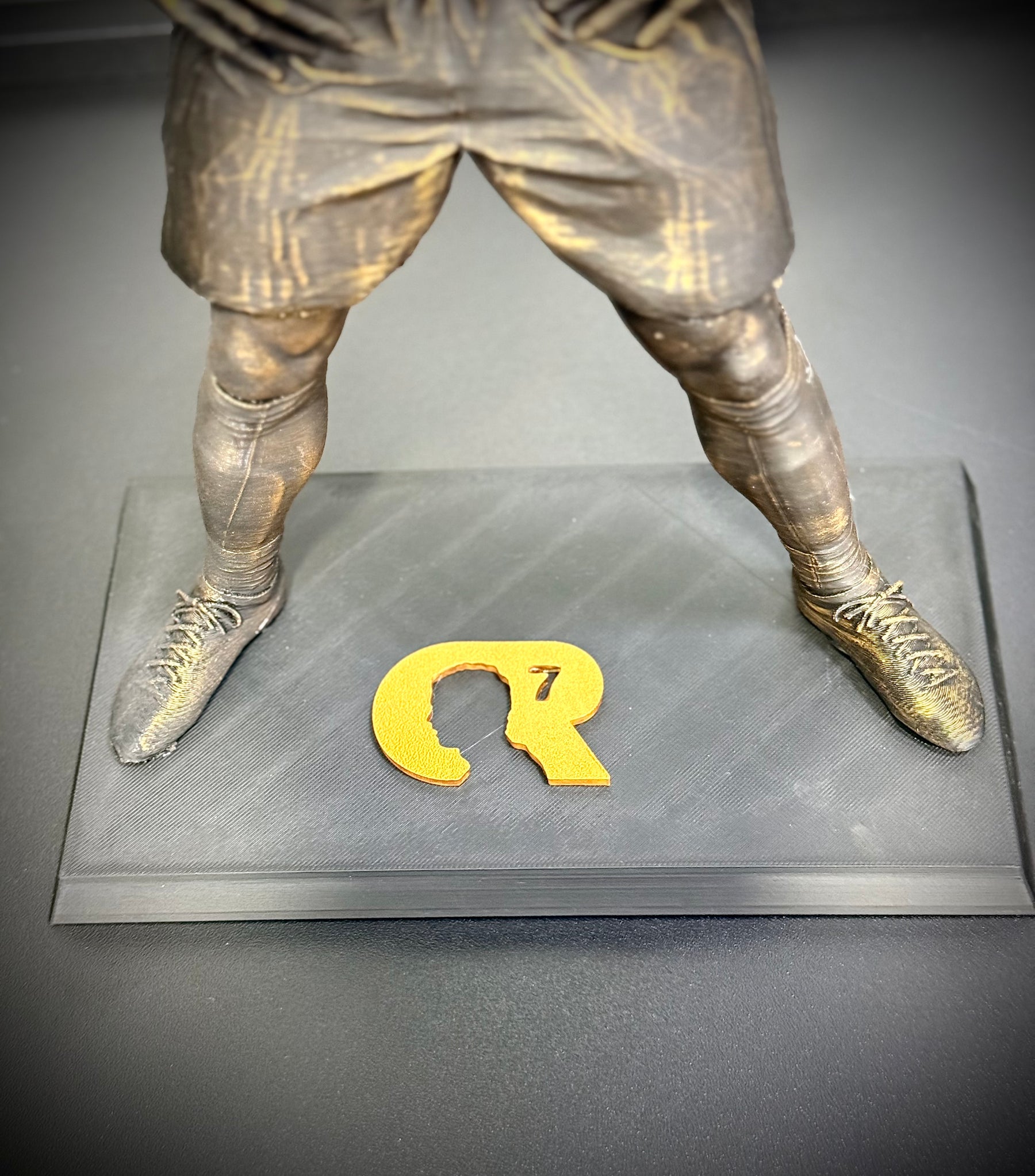 The CR7 Legacy – ( Figure Cristiano Ronaldo) Premium Decorativo  de Luxo pintado a mão,grande 37 cm  Pronta entrega