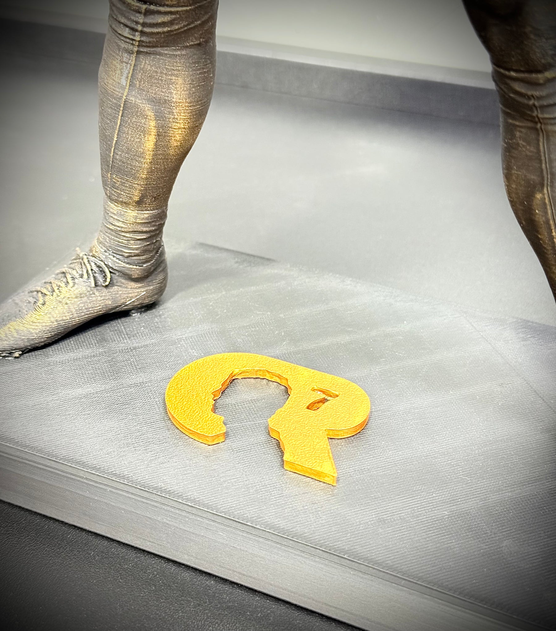 The CR7 Legacy – ( Figure Cristiano Ronaldo) Premium Decorativo  de Luxo pintado a mão,grande 37 cm  Pronta entrega