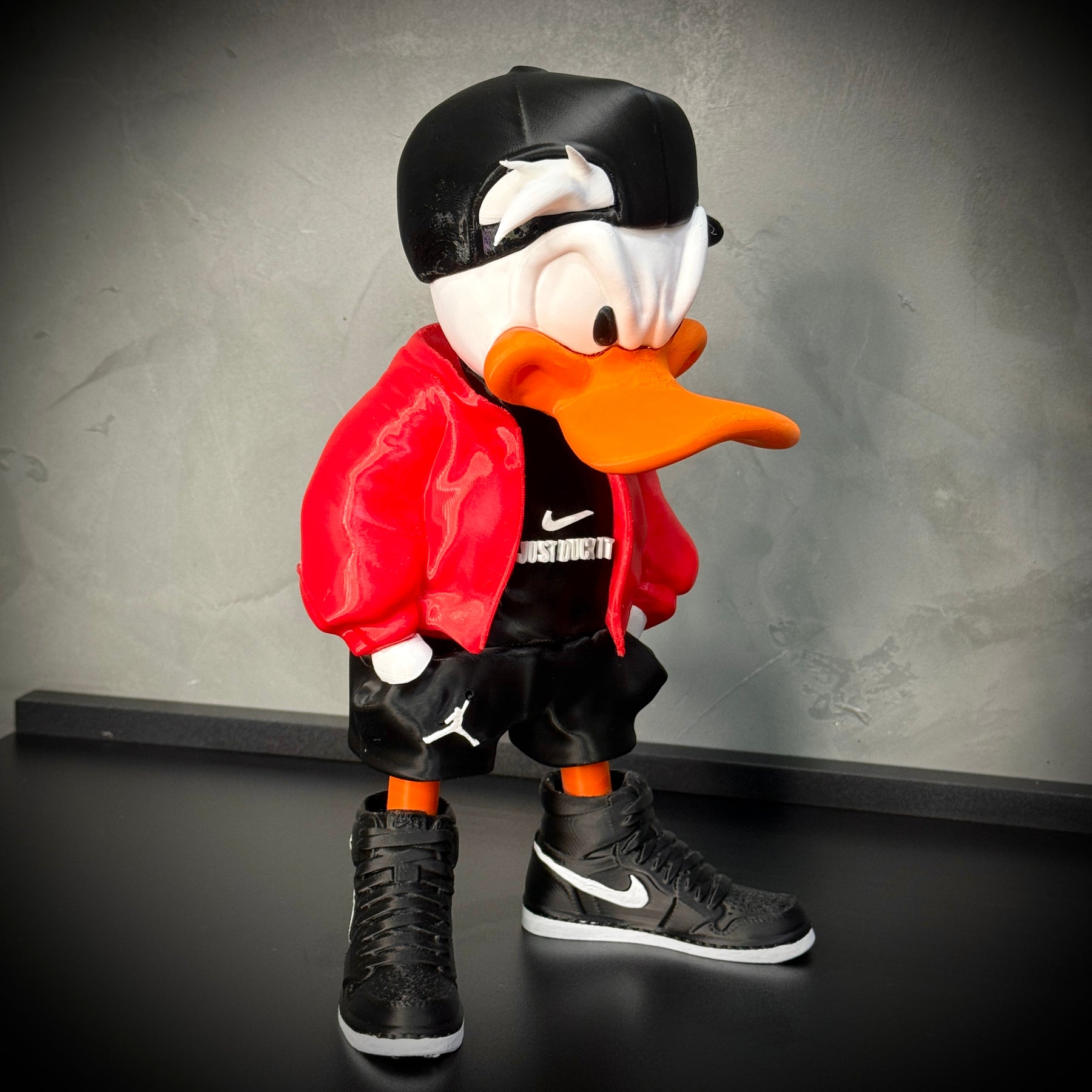 O Pato Donald Streetwise  – ( Figure decorativa estilo Cartoon) Premium de Luxo a mão, Pronta entrega