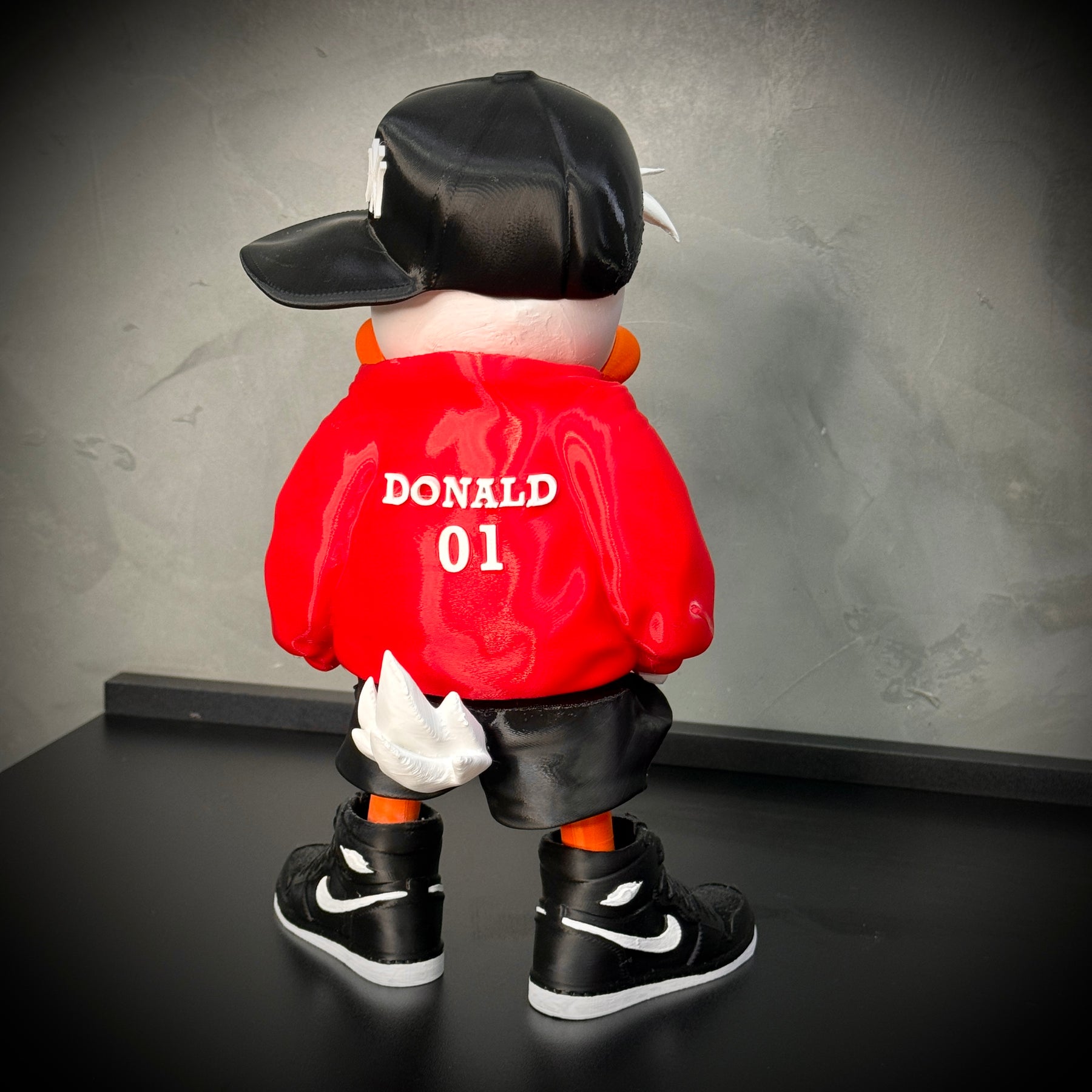 O Pato Donald Streetwise  – ( Figure decorativa estilo Cartoon) Premium de Luxo a mão, Pronta entrega