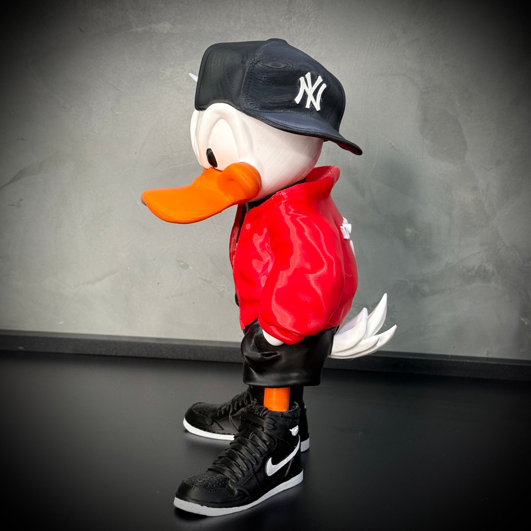 O Pato Donald Streetwise  – ( Figure decorativa estilo Cartoon) Premium de Luxo a mão, Pronta entrega