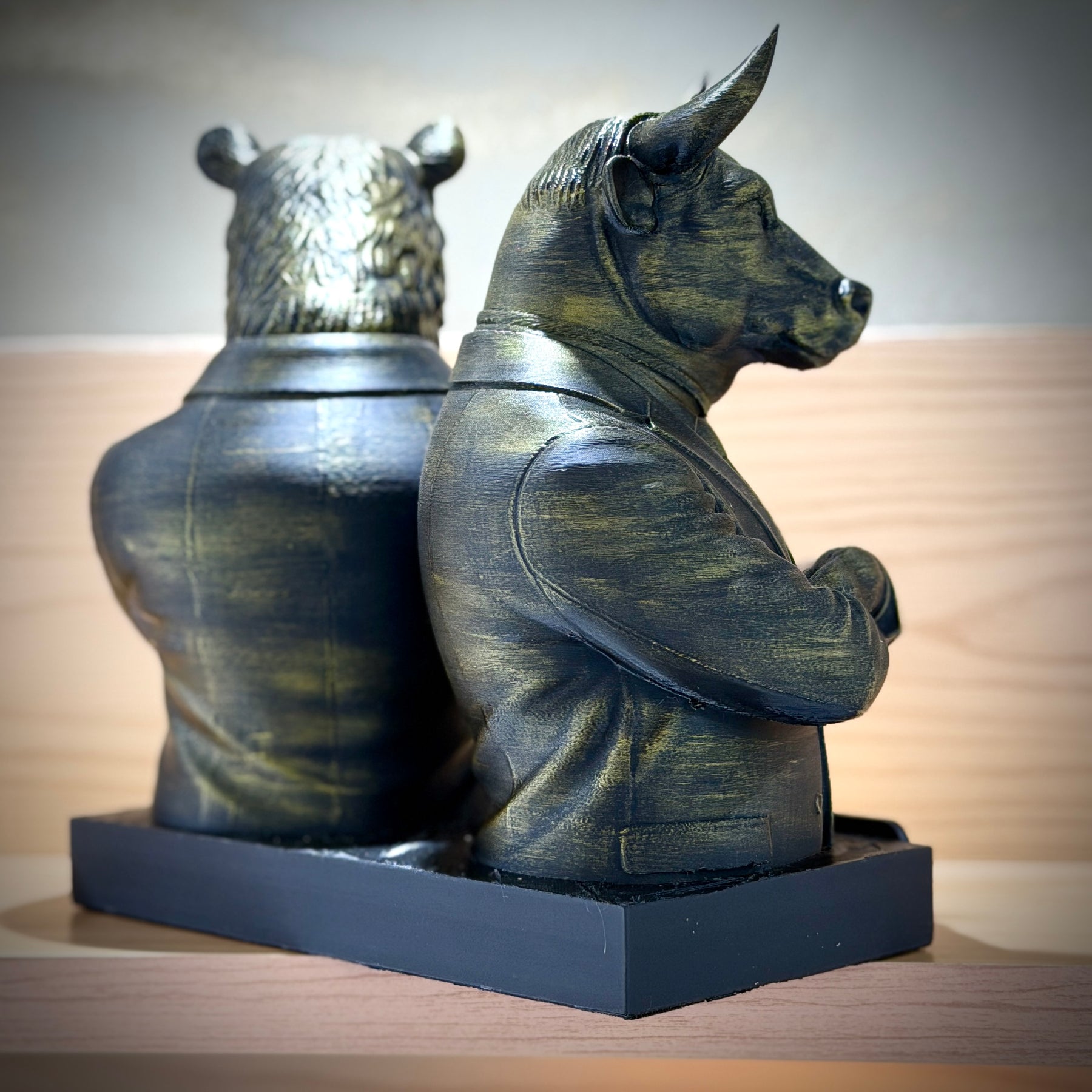The Market Titans Bull & Bear– ( Figure Touro e Urso ) Premium Decorativo  de Luxo pintado a mão, Pronta entrega
