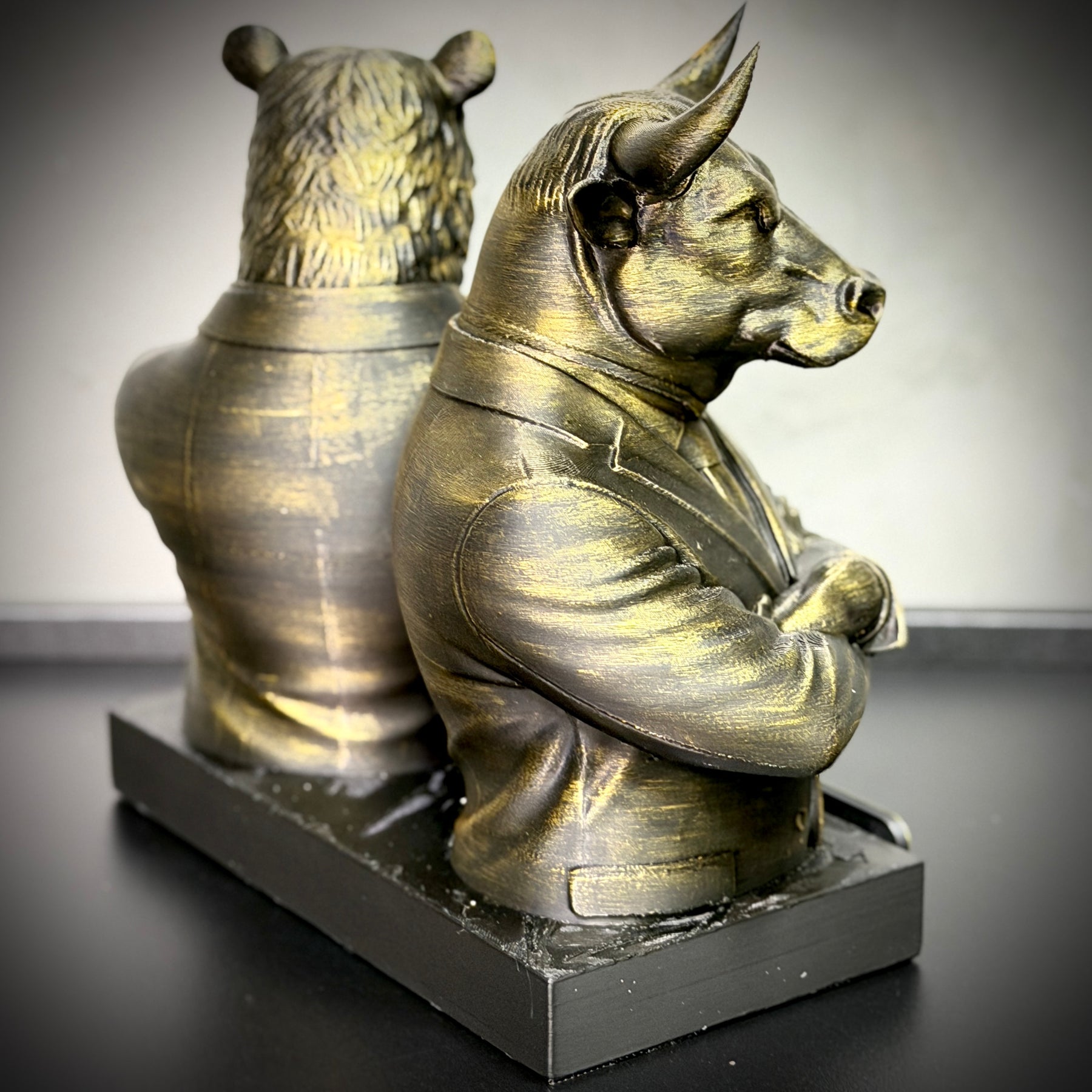The Market Titans Bull & Bear– ( Figure Touro e Urso ) Premium Decorativo  de Luxo pintado a mão, Pronta entrega