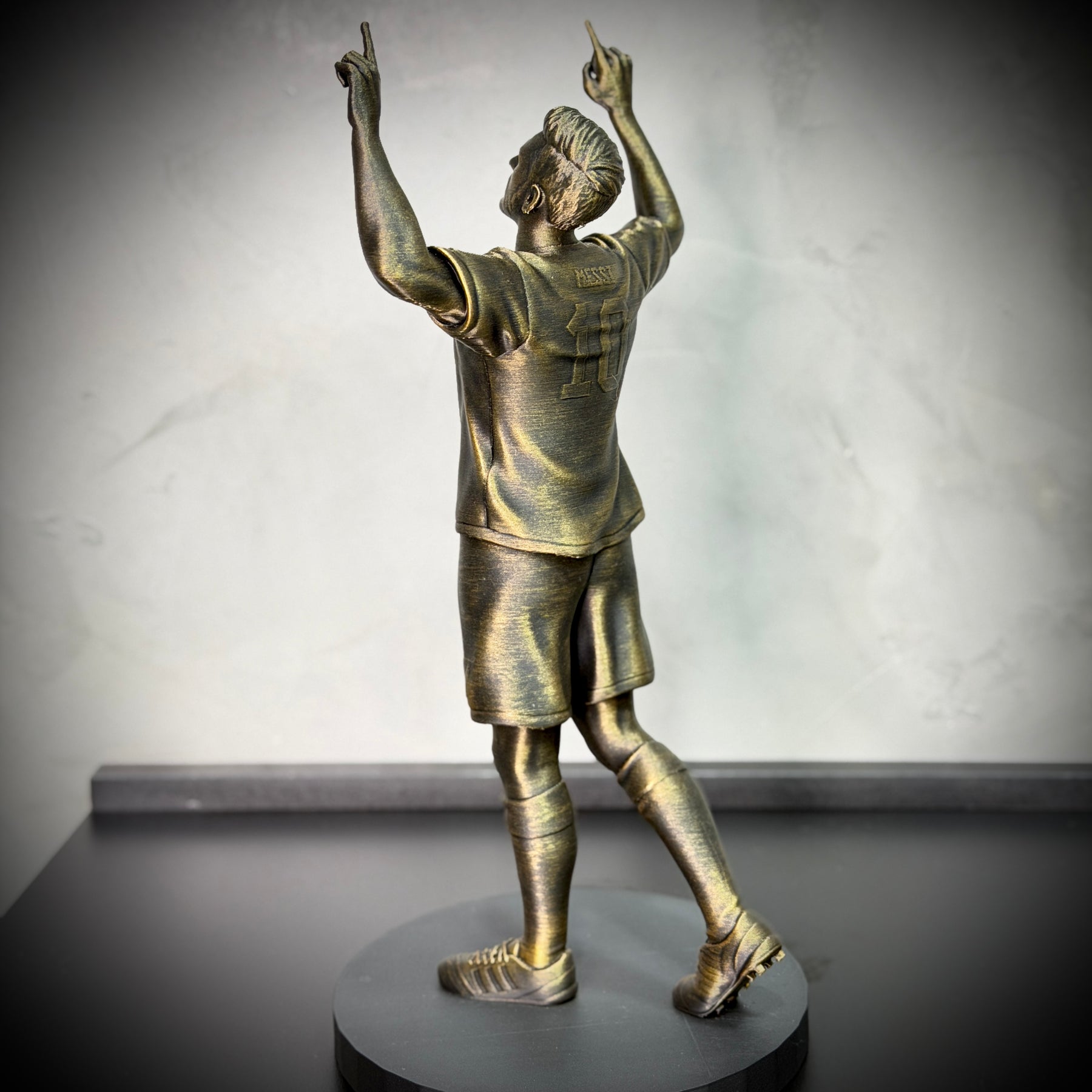 The Messi Legacy – ( Figure Messi) Premium Decorativo  de Luxo pintado a mão,grande 32 cm  Pronta entrega