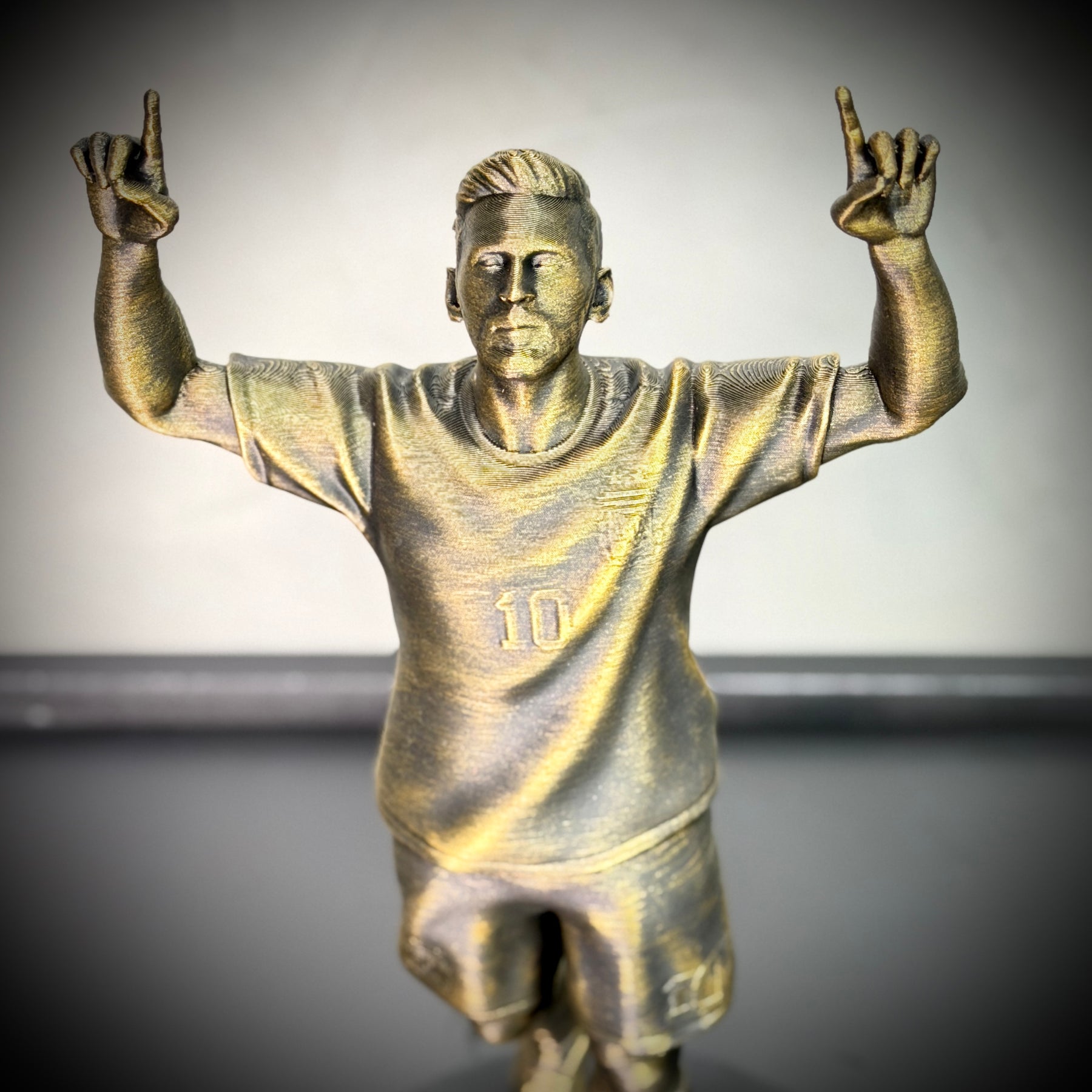 The Messi Legacy – ( Figure Messi) Premium Decorativo  de Luxo pintado a mão,grande 32 cm  Pronta entrega