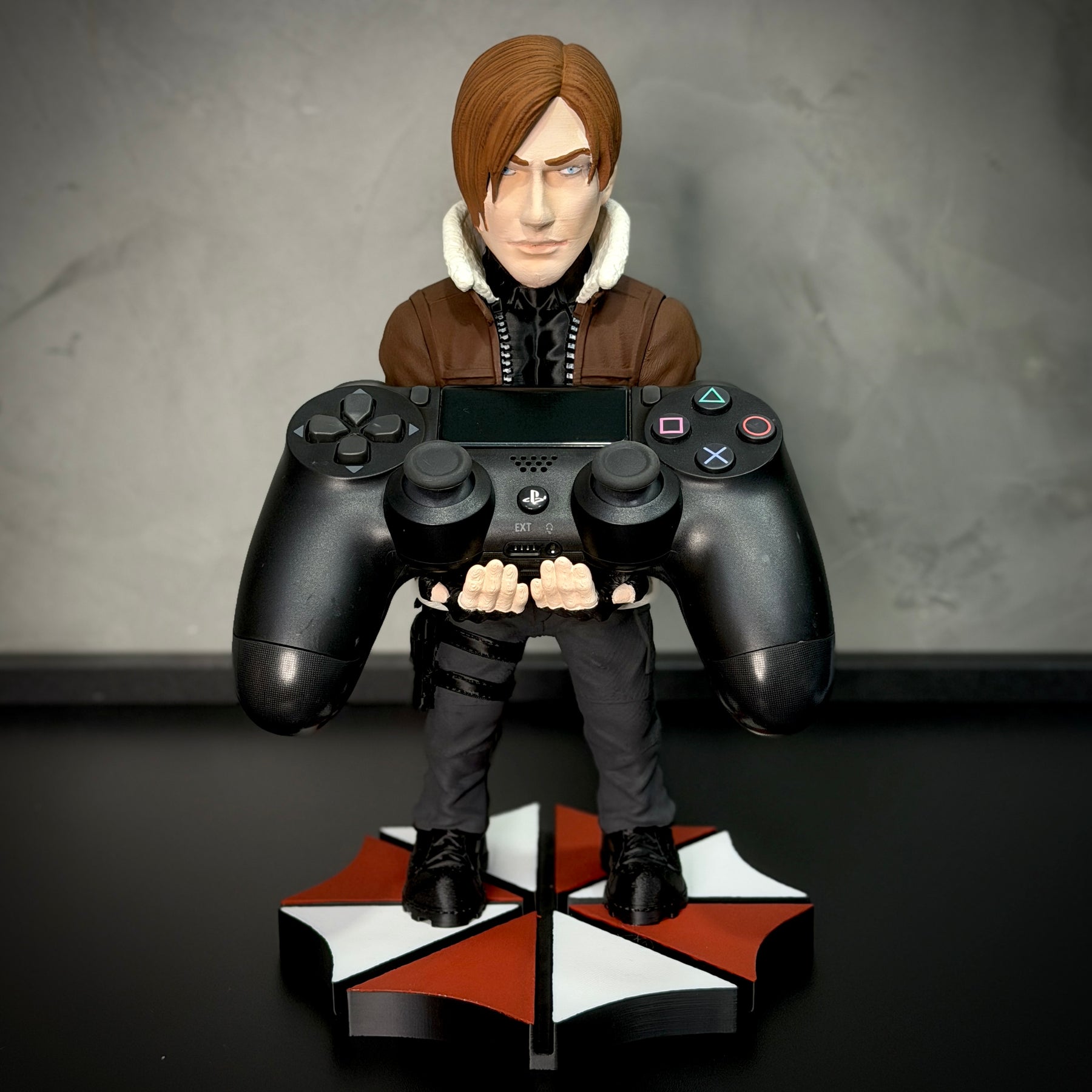 Suporte Premium Para Controle de Playstation e Xbox Leon Resident Evil  de luxo  pintado a mão Pronta Entrega com chaveiro de brinde
