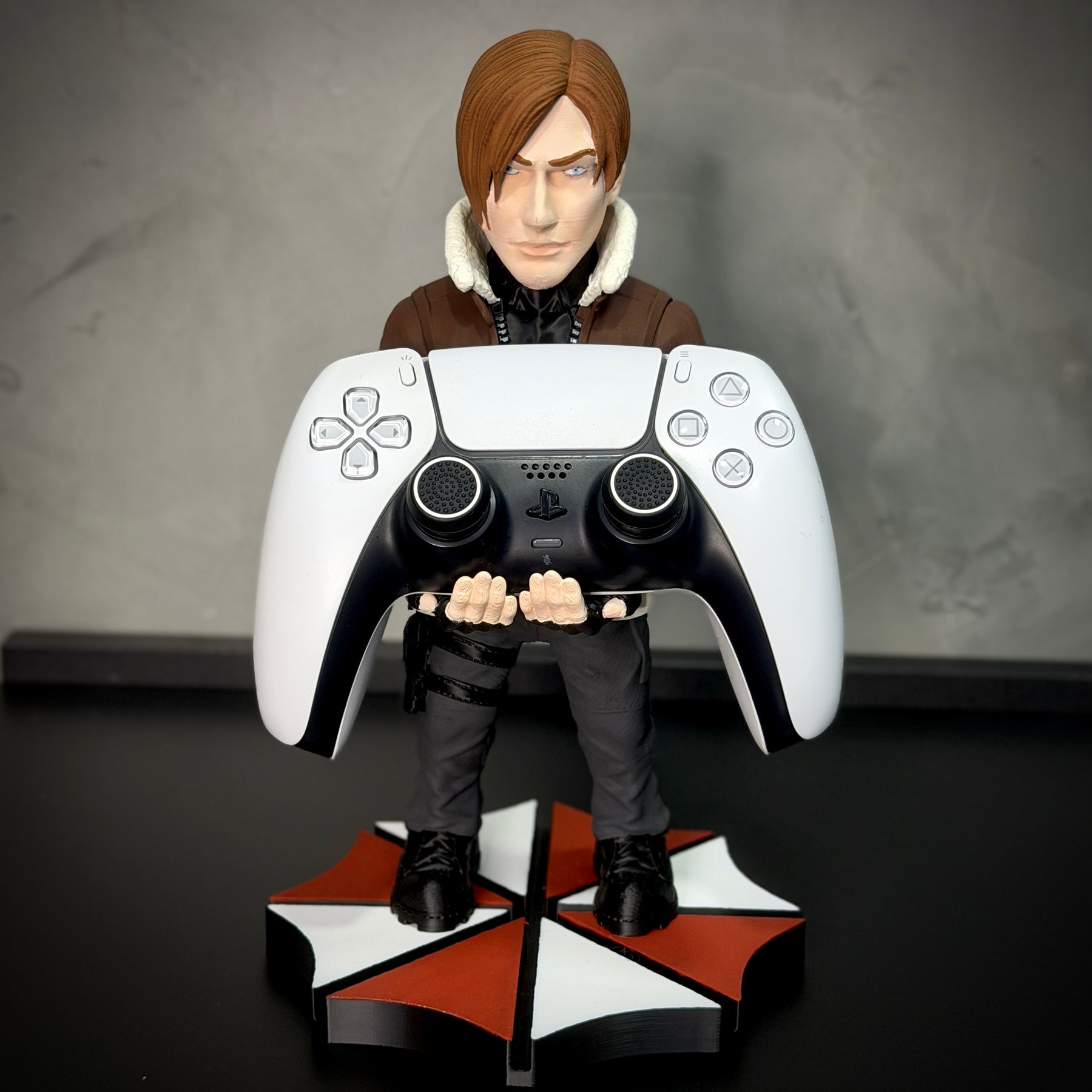 Suporte Premium Para Controle de Playstation e Xbox Leon Resident Evil  de luxo  pintado a mão Pronta Entrega com chaveiro de brinde