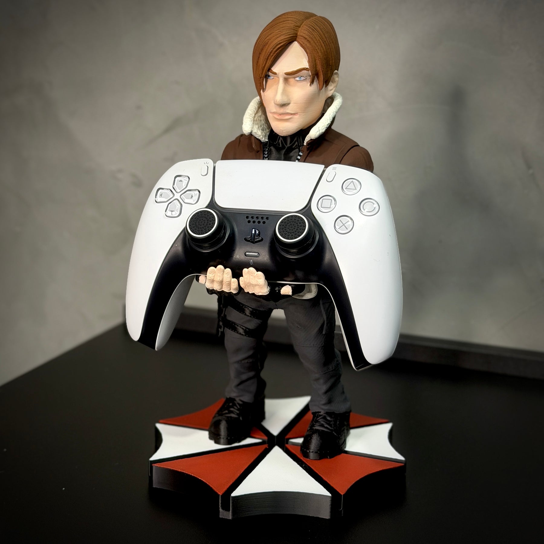 Suporte Premium Para Controle de Playstation e Xbox Leon Resident Evil  de luxo  pintado a mão Pronta Entrega com chaveiro de brinde
